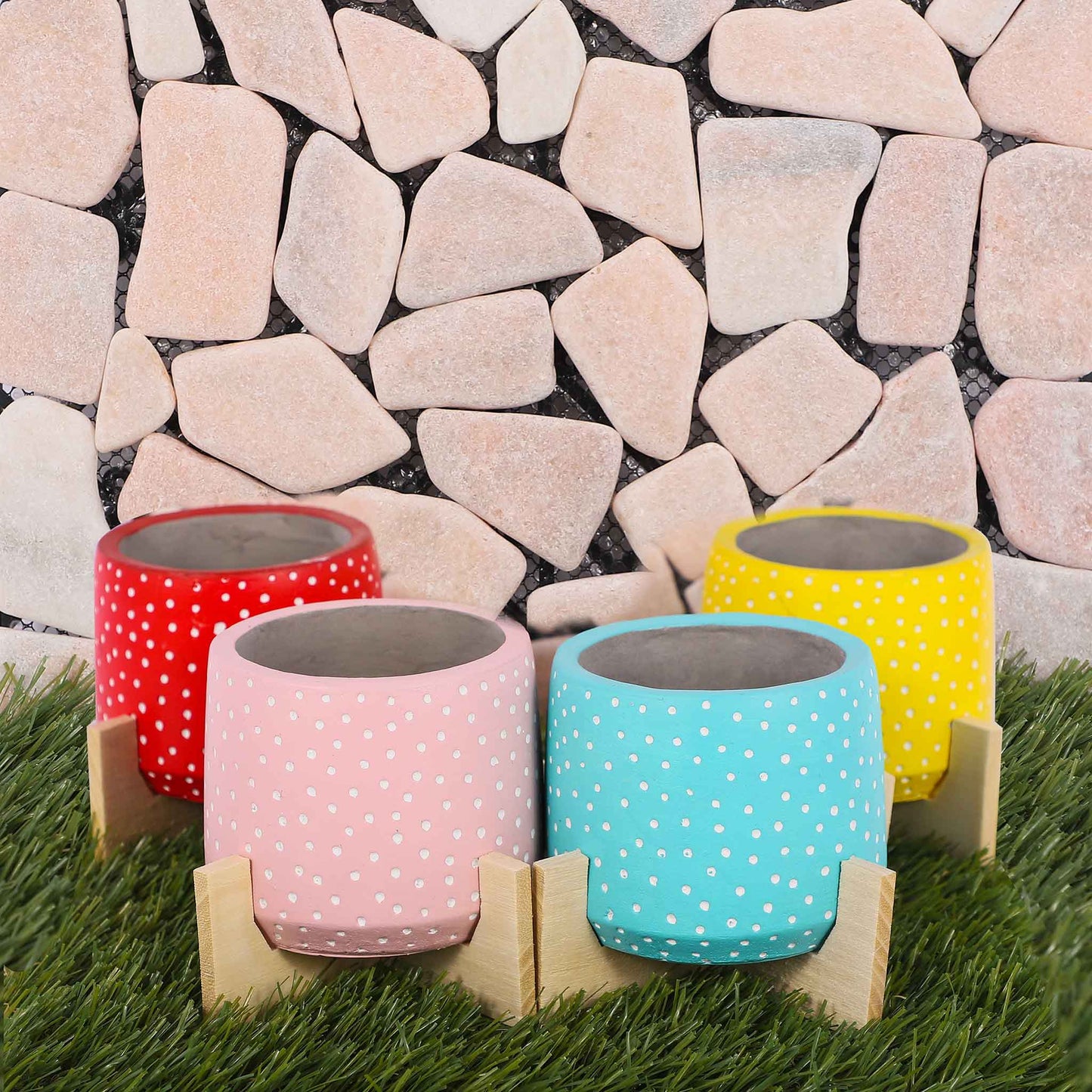 Spotty Pot with Wood Legs